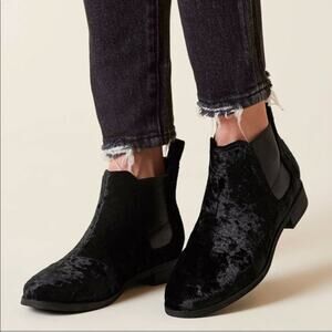 Toms Ella Black Crushed Velvet Ankle Booties. Pull on style. Comfy. EUC 7